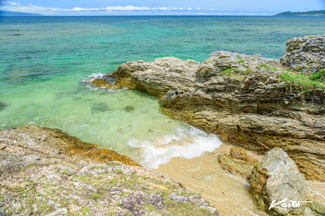 石垣島　岬の岩場と小さな砂浜