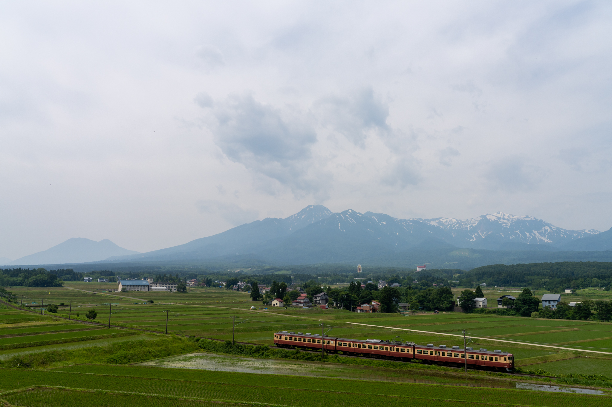 20220618_妙高山、遠くに黒姫山を望む高台から国鉄急行色455・413系を狙う