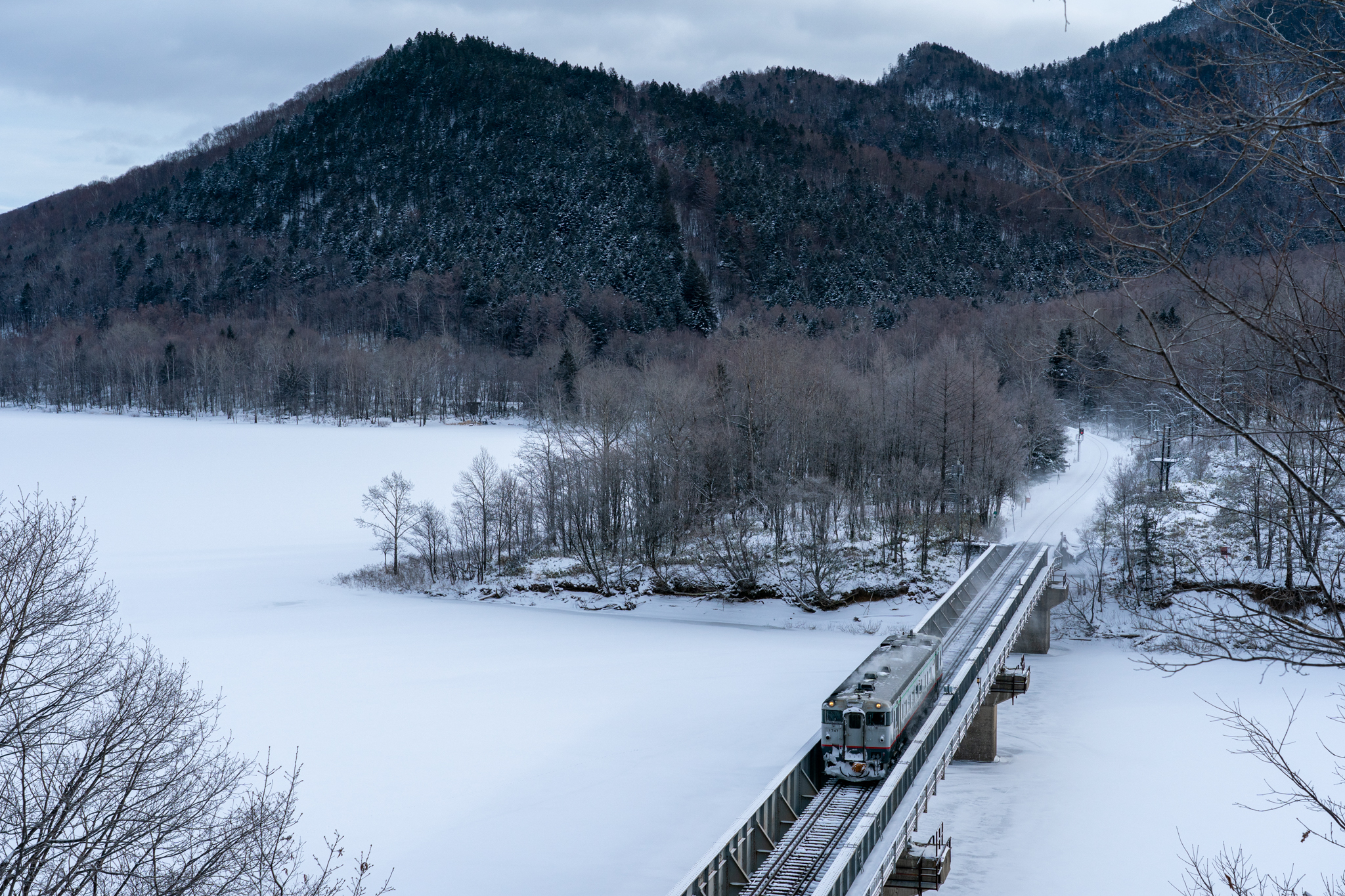 20220102_凍結した「かなやま湖」に架かる金山鉄橋を渡る宗谷急行色のキハ40 1747